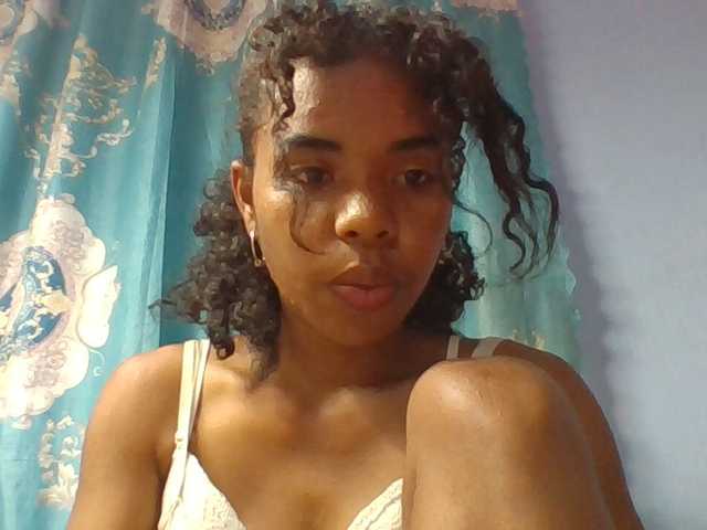 Emelie1a live cam on BongaCams