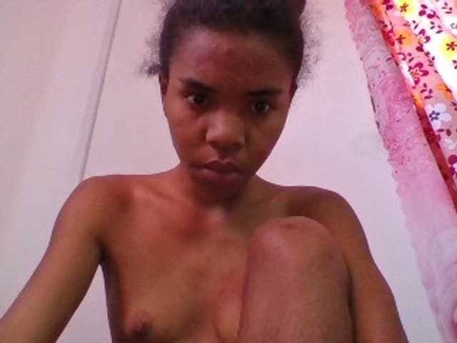 Emelie1a, en directo ahora en BongaCams