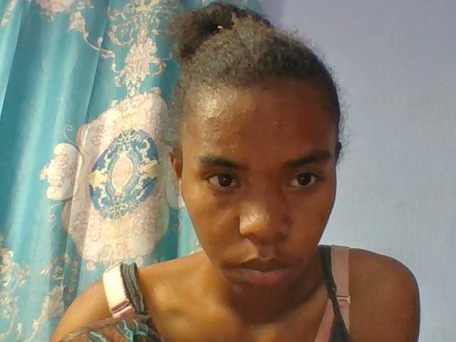 Emelie1a live cam on BongaCams