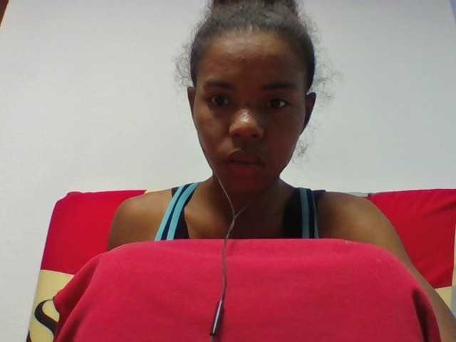 Emelie1a live cam on BongaCams
