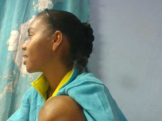 Emelie1a live cam on BongaCams