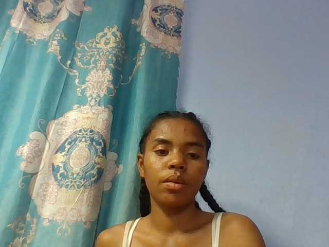 Emelie1a live cam on BongaCams
