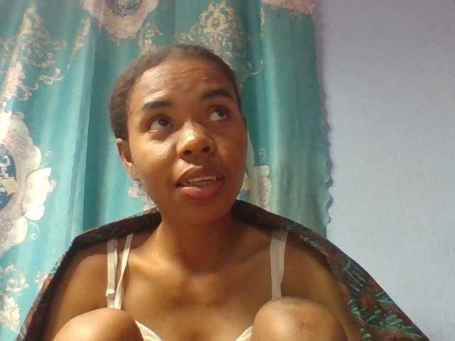 Emelie1a live cam on BongaCams