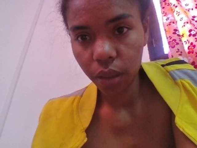 Emelie1a live cam on BongaCams