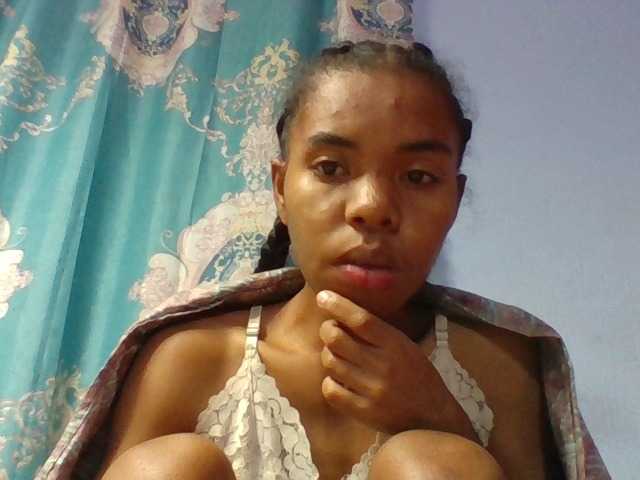 Emelie1a live cam on BongaCams