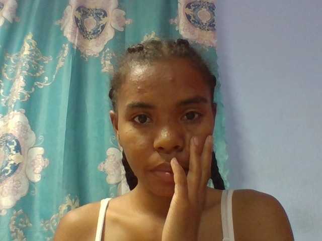 Emelie1a live cam on BongaCams
