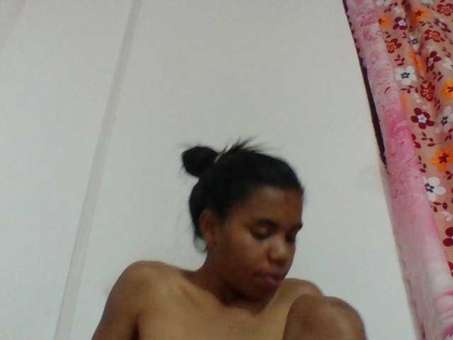 Emelie1a live cam on BongaCams