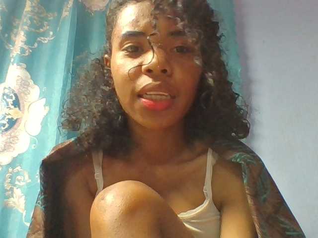 Emelie1a live cam on BongaCams