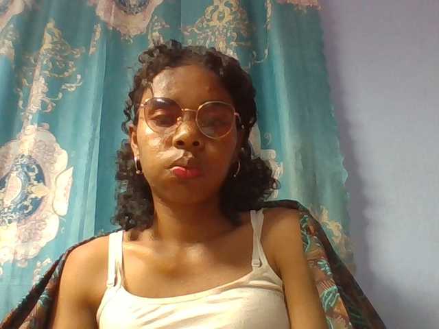 Emelie1a live cam on BongaCams