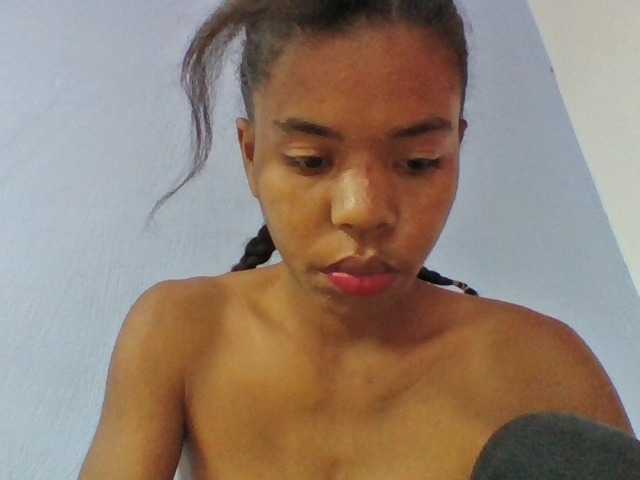 Emelie1a live cam on BongaCams