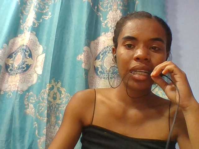 Emelie1a live cam on BongaCams