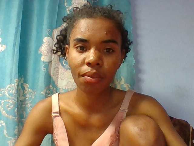Emelie1a live cam on BongaCams