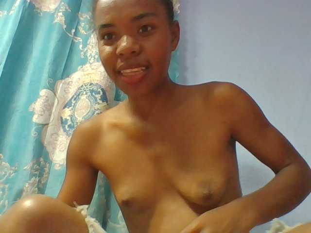 Emelie1a live cam on BongaCams