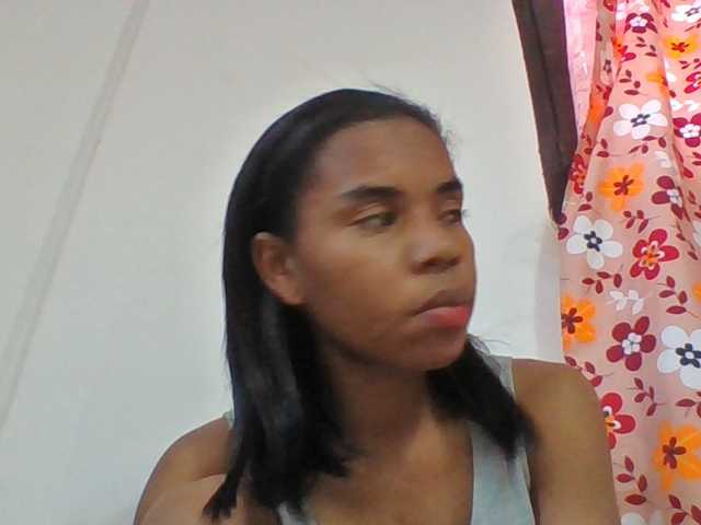 Emelie1a live cam on BongaCams