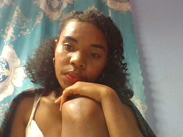 Emelie1a live cam on BongaCams