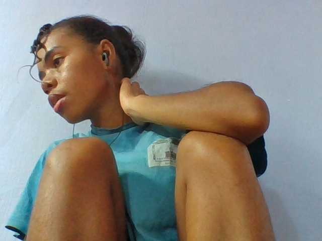 Emelie1a live cam on BongaCams