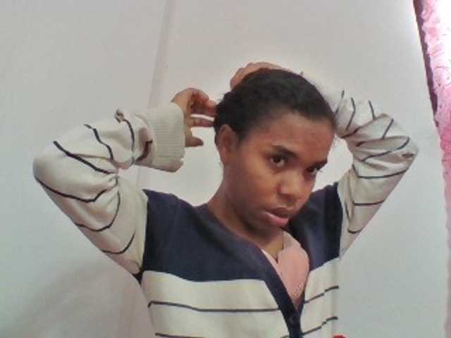 Emelie1a live cam on BongaCams