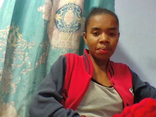 Emelie1a live cam on BongaCams