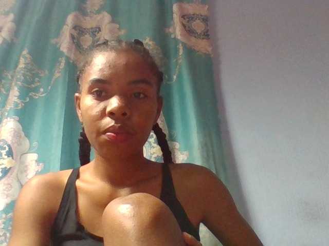 Emelie1a live cam on BongaCams