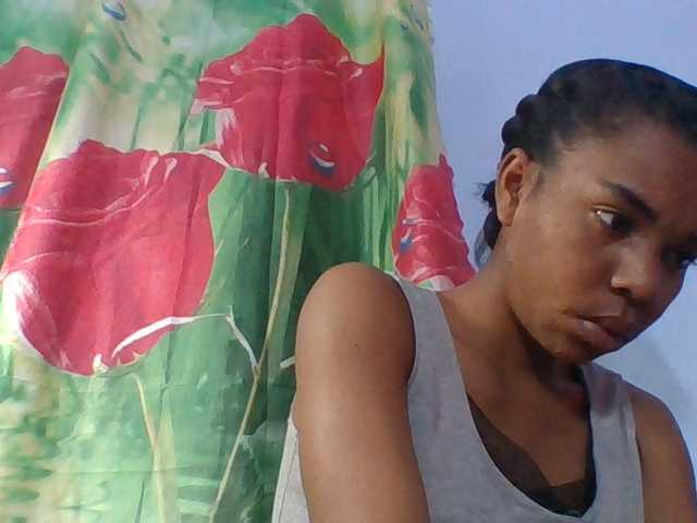 Emelie1a live cam on BongaCams