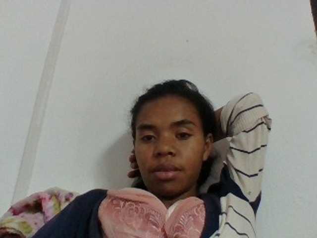 Emelie1a live cam on BongaCams
