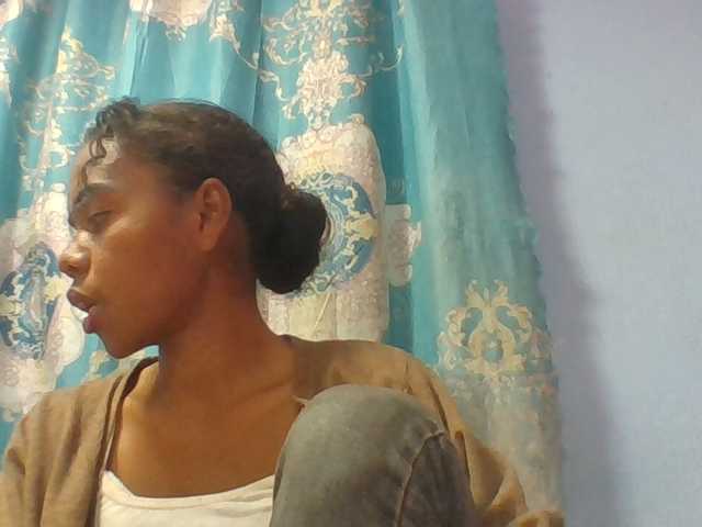 Emelie1a live cam on BongaCams