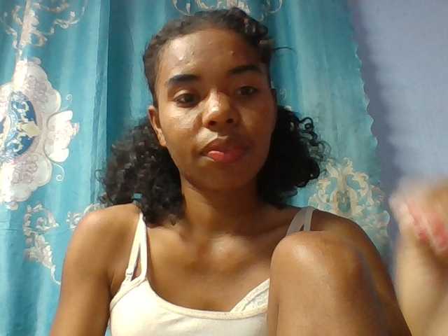 Emelie1a live cam on BongaCams