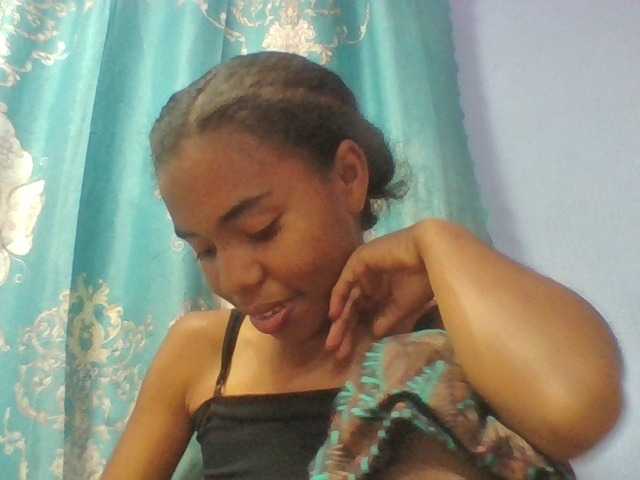 Emelie1a live cam on BongaCams