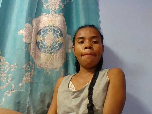 Emelie1a live cam on BongaCams