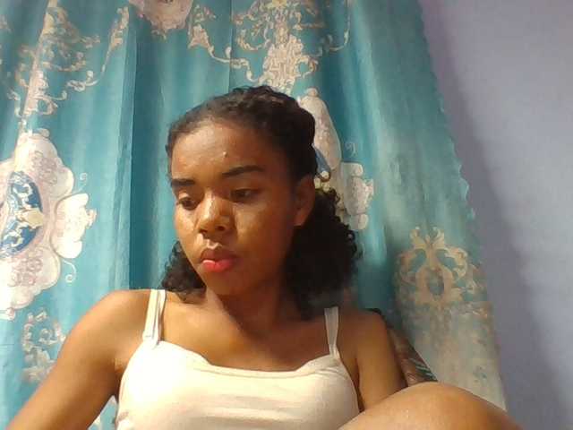 Emelie1a live cam on BongaCams
