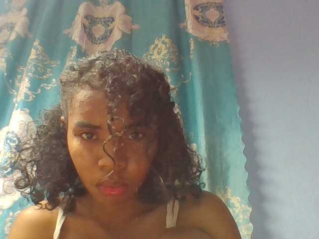 Emelie1a live cam on BongaCams