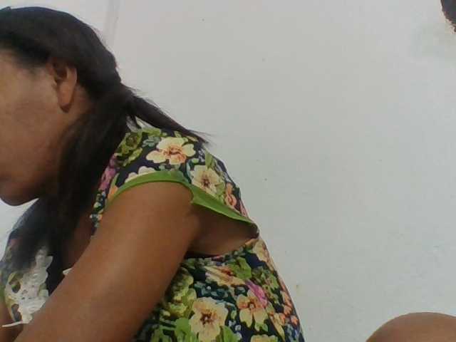 Emelie1a live cam on BongaCams