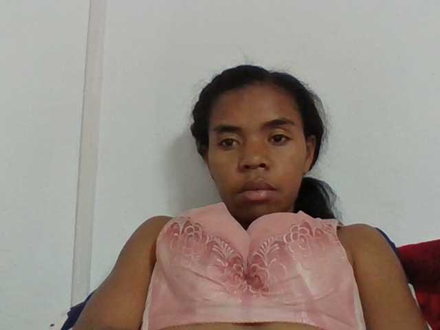 Emelie1a live cam on BongaCams