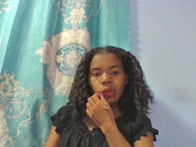 Emelie1a live cam on BongaCams