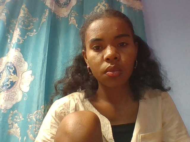 Emelie1a live cam on BongaCams