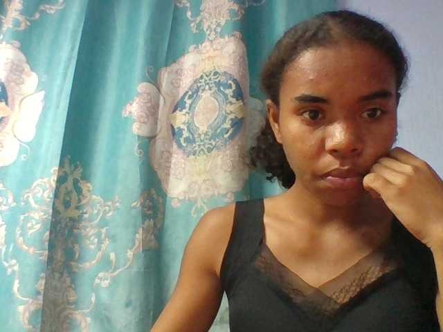 Emelie1a live cam on BongaCams
