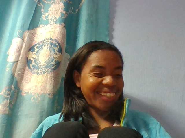 Emelie1a live cam on BongaCams
