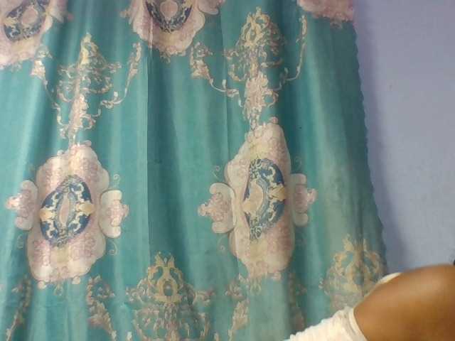 Emelie1a live cam on BongaCams