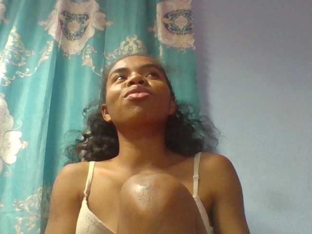 Emelie1a live cam on BongaCams
