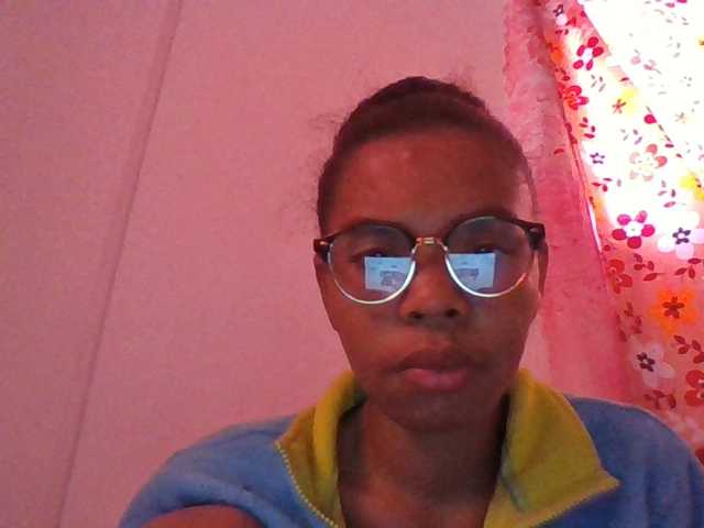 Emelie1a live cam on BongaCams
