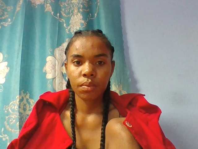 Emelie1a live cam on BongaCams