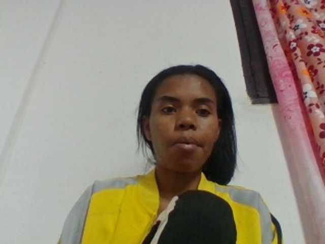Emelie1a live cam on BongaCams