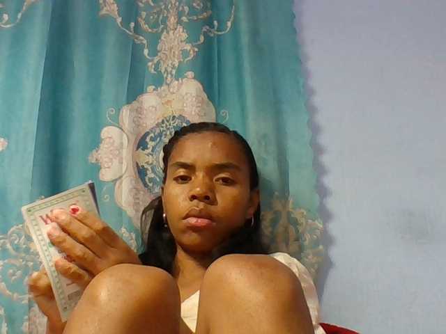 Emelie1a live cam on BongaCams