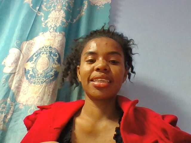 Emelie1a live cam on BongaCams