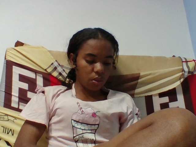 Emelie1a live cam on BongaCams