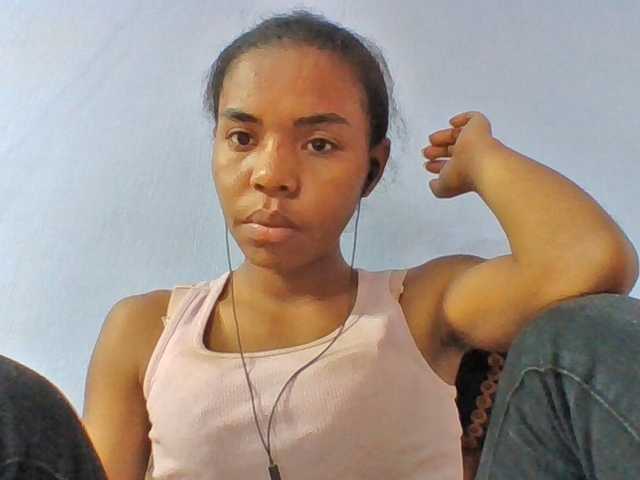 Emelie1a live cam on BongaCams