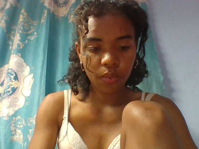 Emelie1a live cam on BongaCams