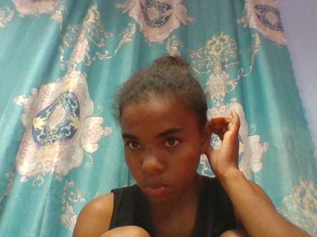 Emelie1a live cam on BongaCams