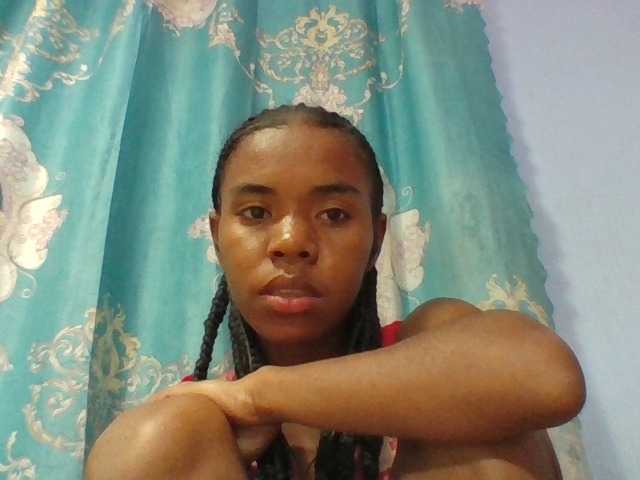 Emelie1a live cam on BongaCams