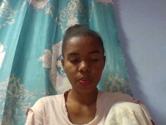 Emelie1a live cam on BongaCams